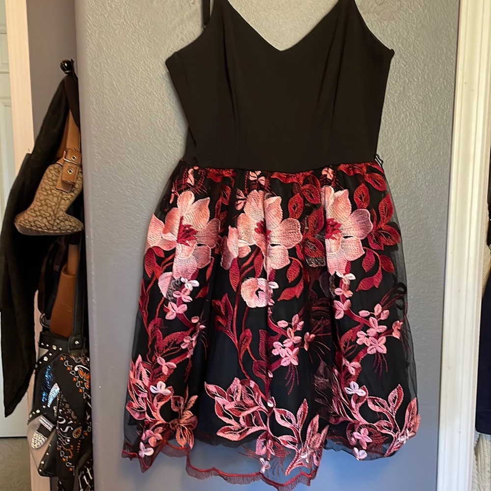 Very pretty homecoming dress. Size 2/4. Fits 6